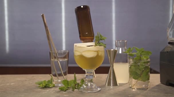 Όρθια Μπουκάλι Μέντα Στο Ποτό Στο Τραπέζι — Αρχείο Βίντεο