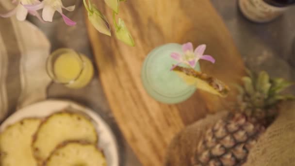 Glass Drink Flower Petal Pineapple Rack Focus — Vídeo de Stock