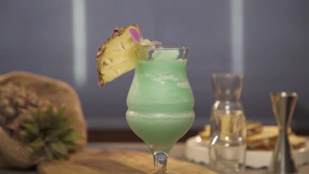 Vaso Con Una Bebida Verde Rebanada Piña Parte Superior — Vídeos de Stock