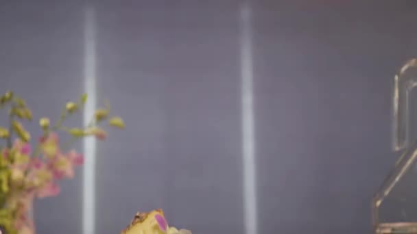 酒杯上有一片菠萝片 酒上有花瓣 — 图库视频影像