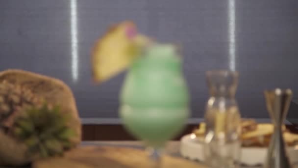 Green Drink Pineapple Slice Flower Petal Rack Focus — Videoclip de stoc