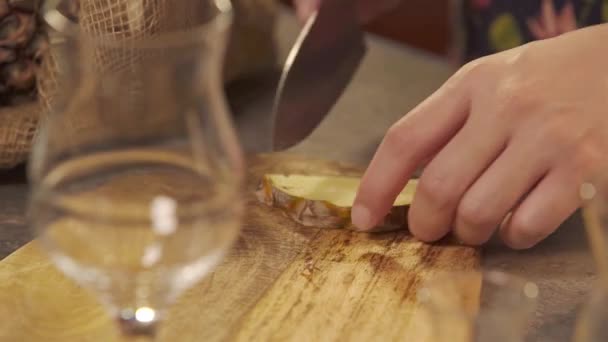 Bir Parça Ananası Bıçakla Dilimlemek — Stok video