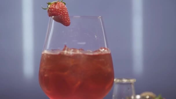 Ένα Κόκκινο Ποτό Ποτήρι Φράουλα Dolly Forward — Αρχείο Βίντεο