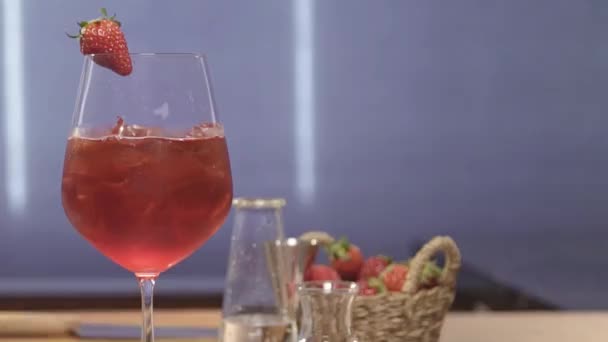 Bebida Roja Con Fresa Sobre Cristal Pedestal Arriba — Vídeos de Stock