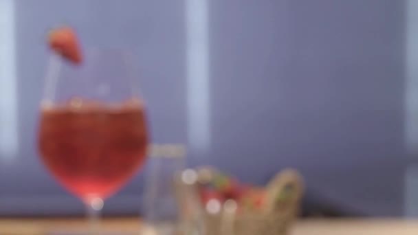 Bebida Roja Con Fresa Sobre Cristal Foco Del Estante — Vídeos de Stock