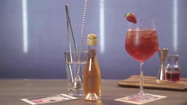 Flasche Der Seite Des Roten Getränks Nach Rechts Schieben — Stockvideo