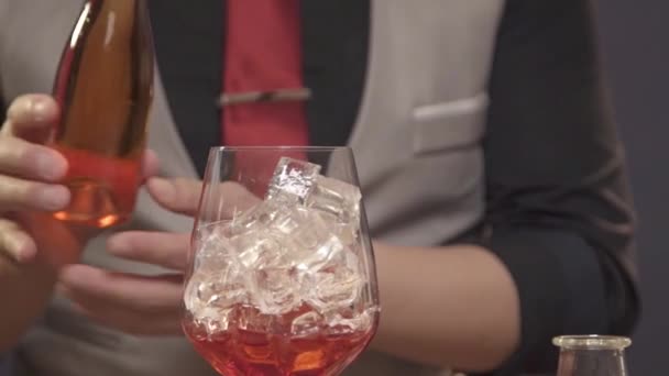 Алкогольный Напиток Наливают Стакан Панорамирование — стоковое видео