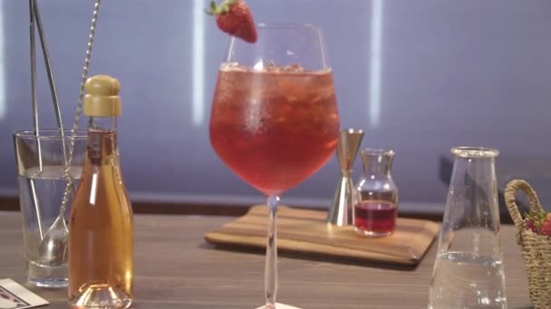 Ποτό Φράουλα Και Πάγο Στο Ποτήρι Dolly Forward — Αρχείο Βίντεο