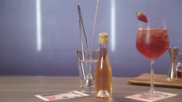Glasflasche Und Glasgetränk Auf Dem Tisch Rutsche Nach Rechts — Stockvideo