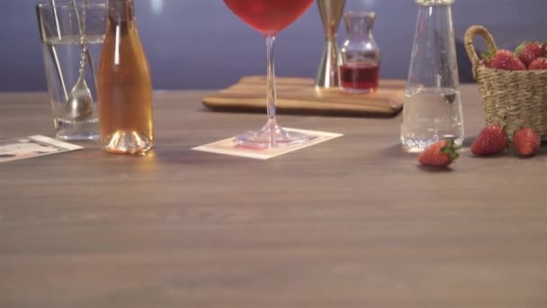 桌上放着酒瓶的杯子 — 图库视频影像