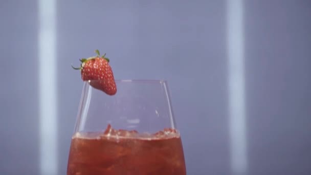 Ποτήρι Κόκκινο Ποτό Και Φράουλα — Αρχείο Βίντεο