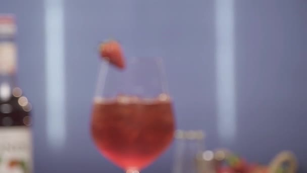 赤ドリンクで希釈した氷とガラス — ストック動画
