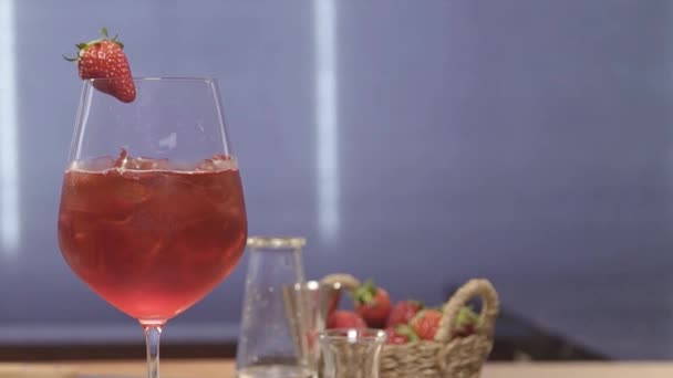 Glas Mit Rotem Getränk Mit Erdbeere — Stockvideo