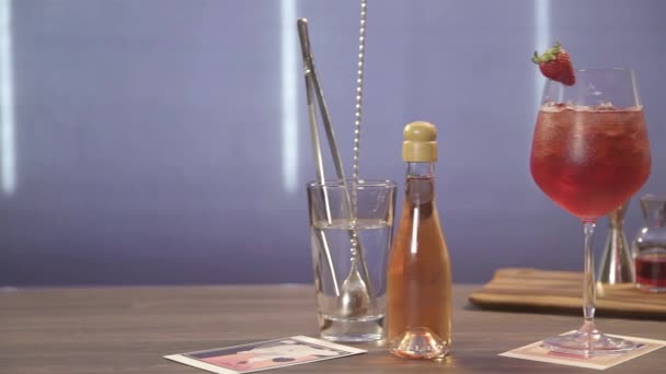 Vaso Con Bebida Roja Con Una Fresa — Vídeo de stock