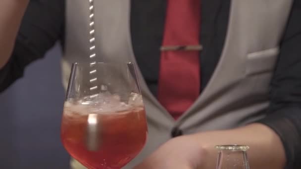 Hombre Agitar Bebida Con Una Cuchara Larga — Vídeos de Stock