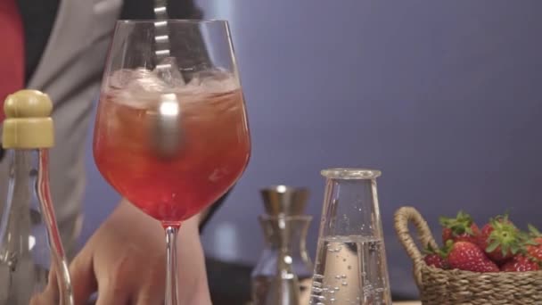Miscelare Bevanda Nel Bicchiere Con Cucchiaio — Video Stock