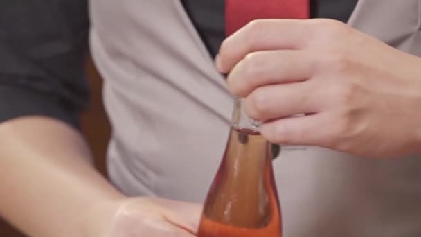 Menuangkan Alkohol Dalam Gelas Minuman Merah — Stok Video