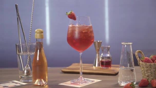 Rotes Getränk Mit Eis Und Erdbeere Auf Glas — Stockvideo