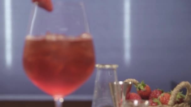 Bevanda Rossa Con Ghiaccio Una Fragola Vetro — Video Stock