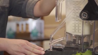 Blender çıkarıldı ve mavi kaseye döküldü.