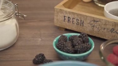 Meyve ve ve nane yaprakları smoothie üzerinde - ters dolly