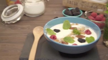 Meyve ve ve nane yaprakları smoothie üzerinde - sağa kaydır.