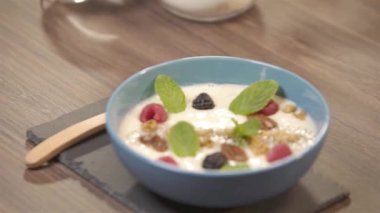 Böğürtlenli bir kase smoothie - statik