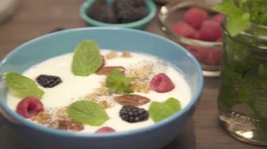Bir kase meyveli smoothie - sağa kaydır