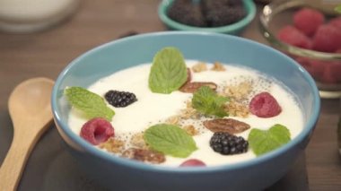 Tahta kaşığı bir kase smoothie ile kapat - sola kay