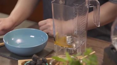 Adam blendere süt döküyor - pan zoom