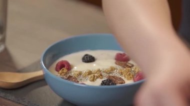 Adam kaseye nane yaprağı koyuyor - statik