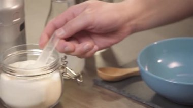 Adam blender içine toz topluyor - pan takip