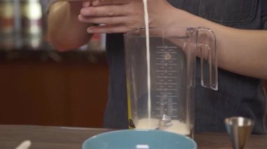 Sütü cam şişeyle karıştırıcıya boşalt - pan takip et