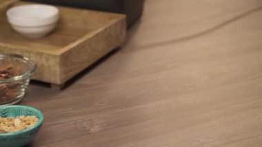 Mavi kasenin içinde böğürtlenli meyve püresi. Sola kaydır.