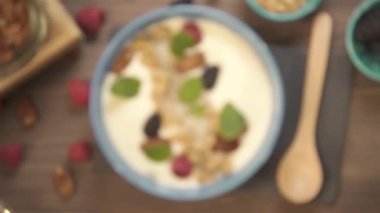 Kumaşın üzerinde bir kase smoothie - rafa odaklanma