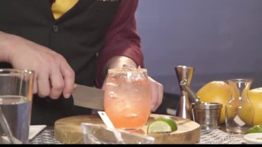 Kahveci greyfurtu alıp kesiyor.