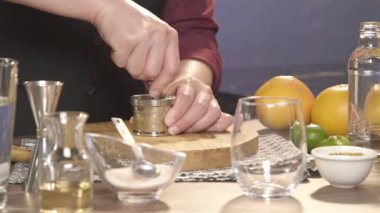 Kavanozda bir muddler kullanarak çiçekleri ezmek.