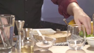 Kesme tahtasındaki bıçakla yeşil kireç kesme - çevirme