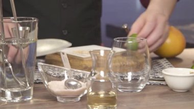 Kesme tahtasındaki kireci bıçakla kesmek - statik