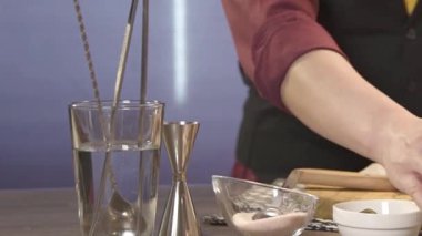 Kesme tahtasındaki bıçakla kireç kesmek.