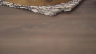 Kenarlarında kireç olan tahtanın üzerinde bir bardak içki - kaide yukarı