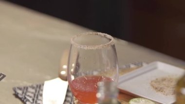 Cam bardağa buz dolduruyorum.