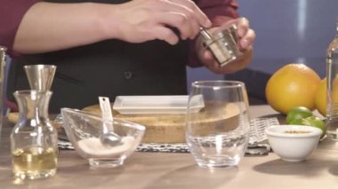 Ezilmiş çiçek ve tuzu tabağa dök. 