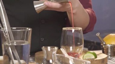 Kırmızı şurubu jiggerdan cama dökmek - çevirme