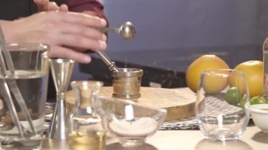 Kavanozun içine tuz döker ve sonra onu ezer.