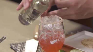 Şişeden cam bardağa soda doldurmak - statik