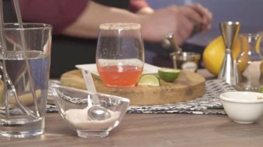 Bardağa buz küpleri dökülüyor.