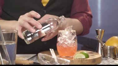 Cam şişeden bardağa soda dök.