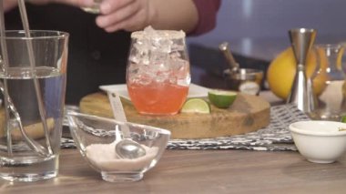 Cam şişeden bardağa soda dök.