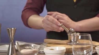 Gümüş kavanoza tuz atıyorlar. 